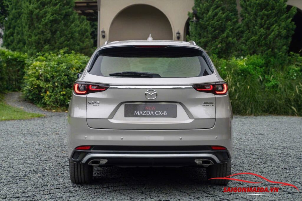 Mazda Cx8 nhìn từ phía sau với cụm đèn hậu thiết kế mới