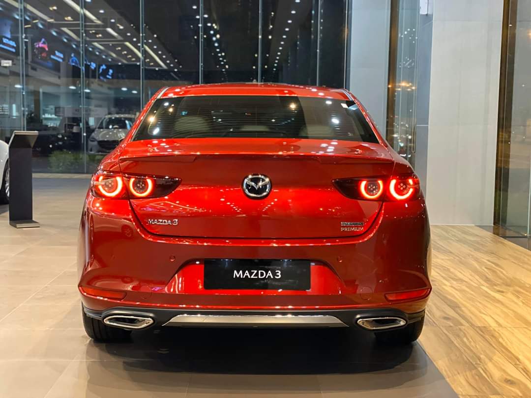 Đuôi xe Mazda 3 sedan với ốp pô đôi và cụm đèn hậu LED