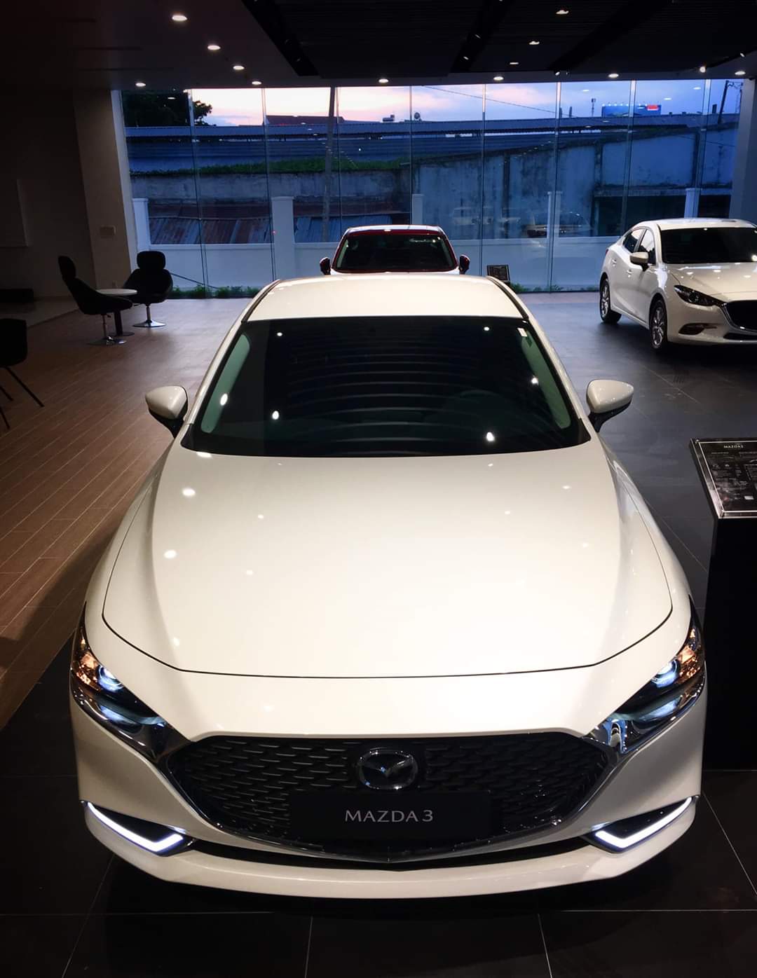 mazda 3 với lưới tản nhiệt to và cụm đèn led