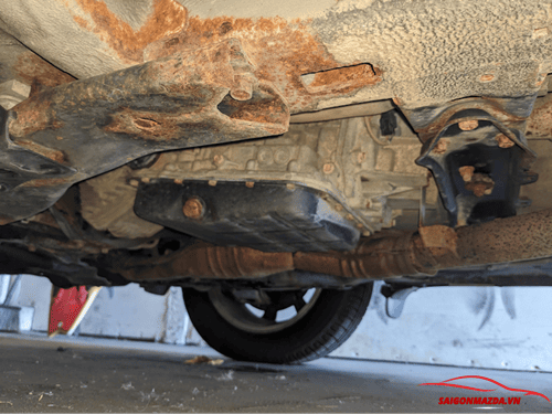 gầm xe bị rỉ sét