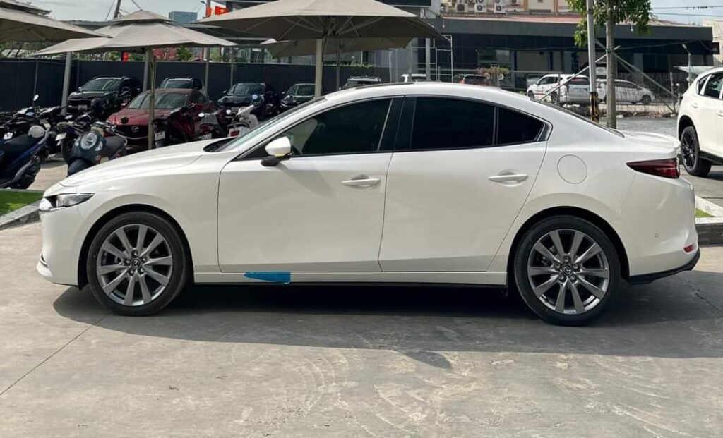 thân xe mazda3 signature