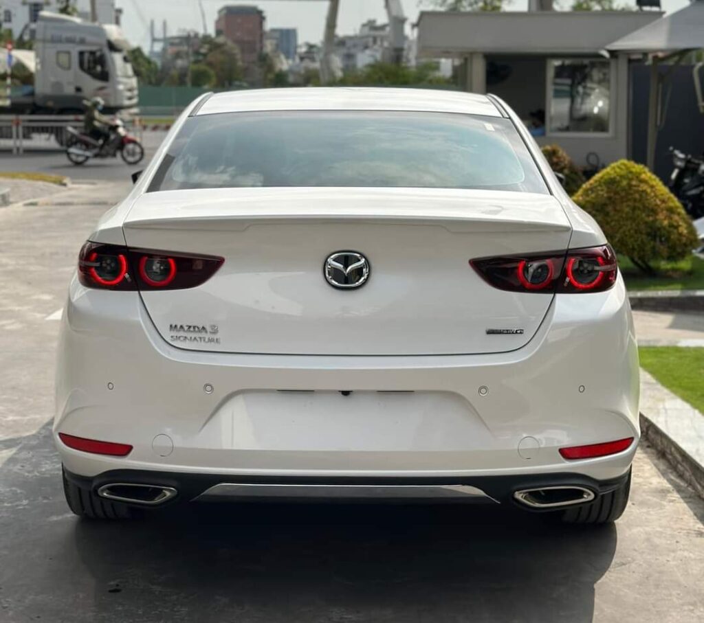 Đuôi xe Mazda3 Signature
